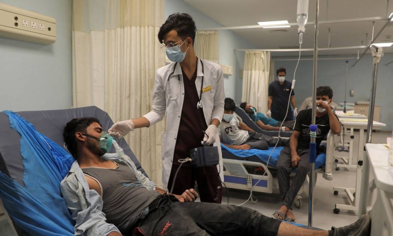 Paciente com problemas respiratórios agravados pela tempestade de poeira recebe atendimento com máscara de oxigênio em um hospital na cidade de Nasiriyah Foto: ASAAD NIAZI / AFP