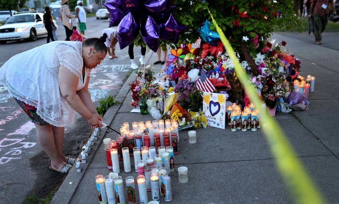 Moradores de Buffalo, nos EUA, criaram um memorial em homenagem as vítimas de uma ataque a tiros na cidade Foto: SCOTT OLSON / AFP