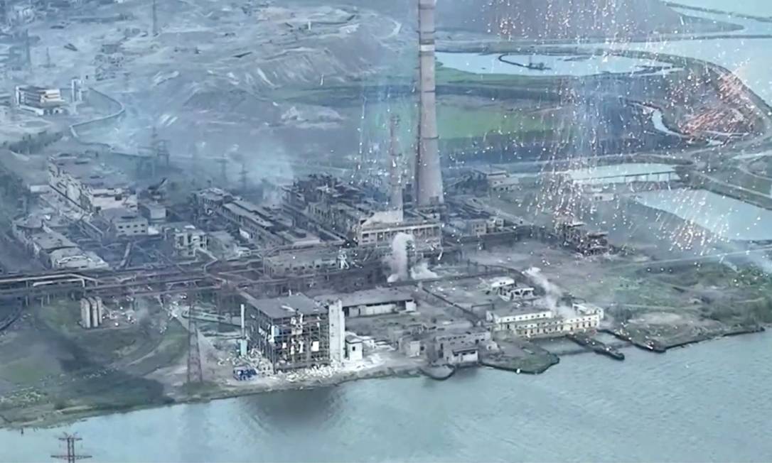 Complexo siderúrgico Azovstal é bombardeado Foto: Reuters TV via REUTERS