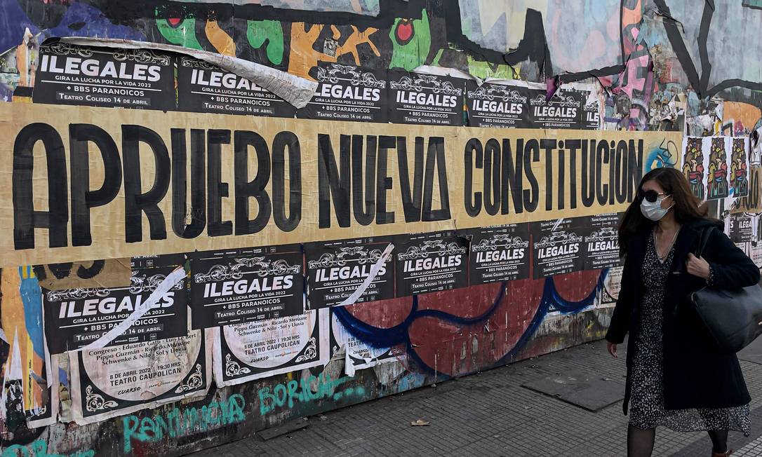 Cartaz de apoio à futura Constituição do Chile: se aprovada, será uma das maiores Cartas do mundo Foto: MARTIN BERNETTI / AFP/10-5-2022