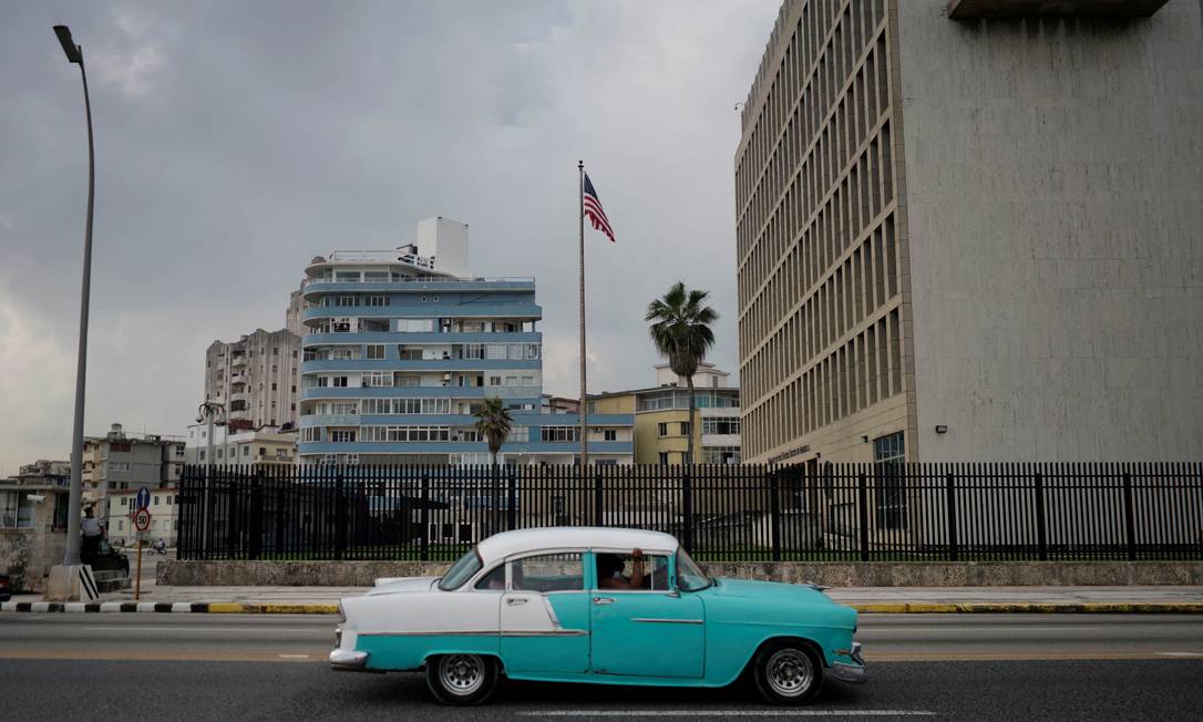 Modelo clássico passa pela embaixada dos EUA em Havana: nova política americana para os cubanos deve ser implementada nas próximas semanas Foto: ALEXANDRE MENEGHINI / REUTERS/30-10-2020