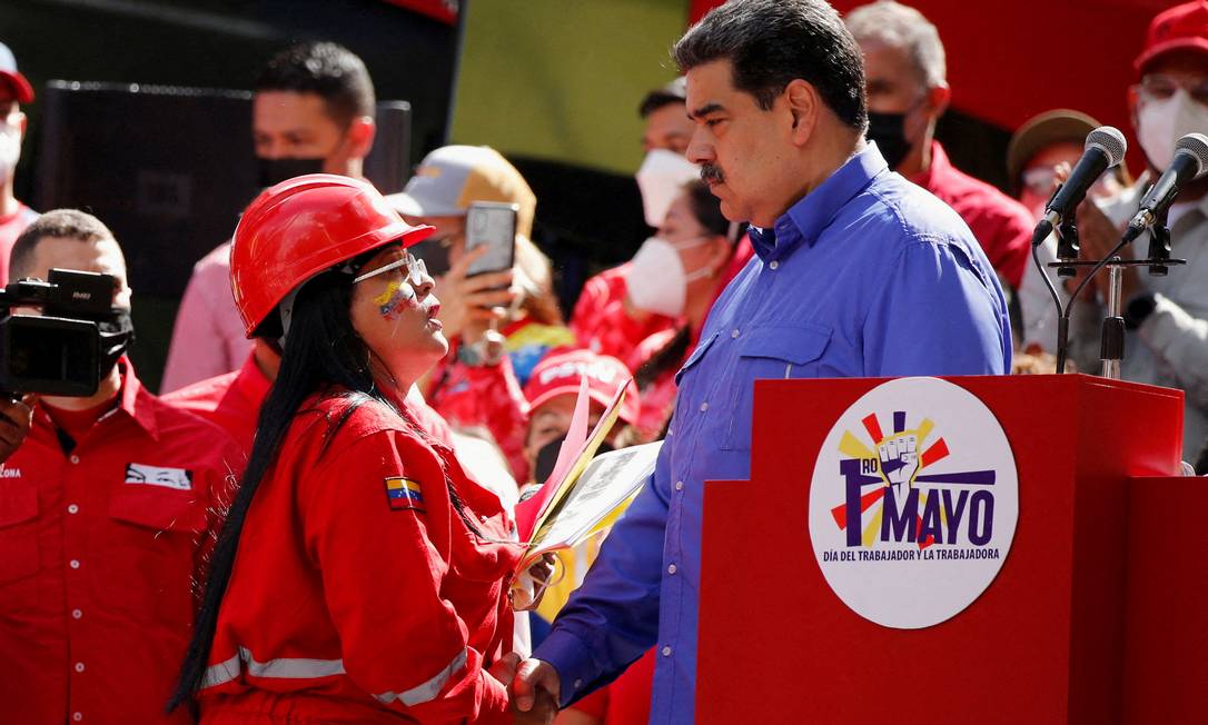 Presidente da Venezuela, Nicolás Maduro, aperta a mão de funcionária da estatal petrolífera PDVSA, no dia 1º de maio Foto: LEONARDO FERNANDEZ VILORIA / REUTERS