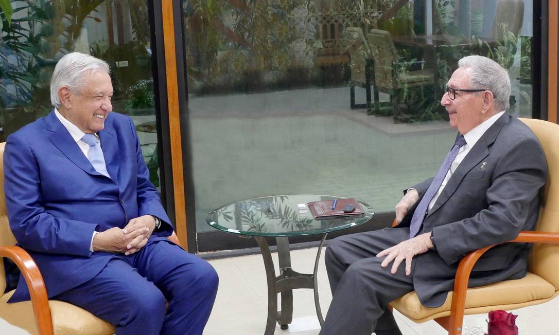 Presidente do México, Andrés Manuel López Obrador (E), conversa com o ex-presidente cubano, Raúl Castro, durante visita a Havana Foto: ESTUDIOS REVOLUCION / REUTERS
