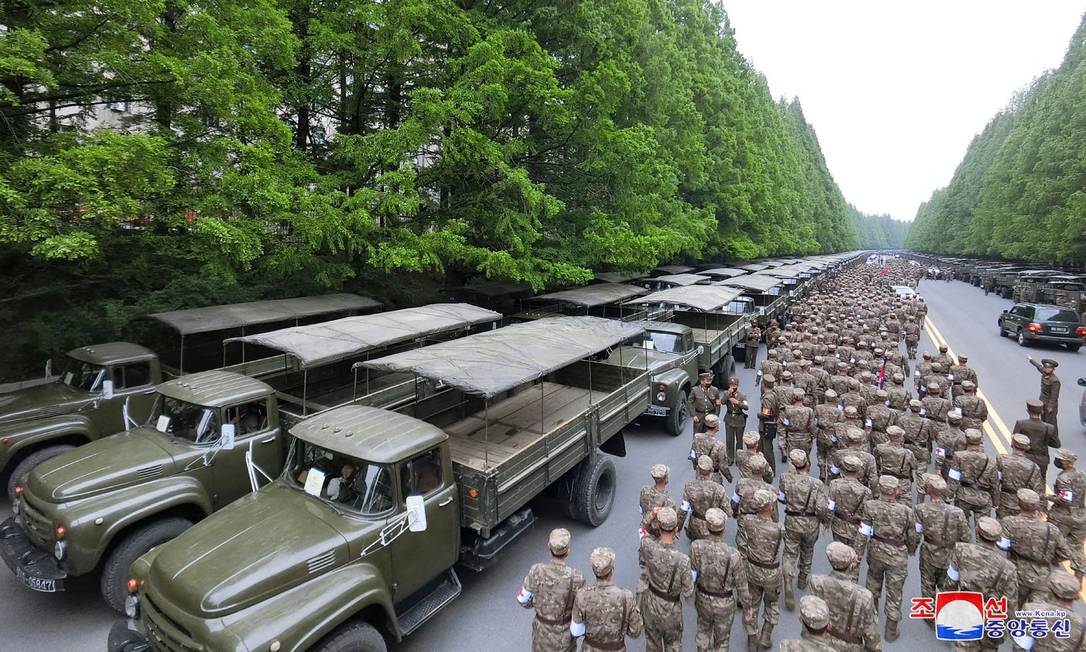 Corpo médico do Exército norte-coreano prepara distribuição de medicamentos para combater surto de Covid-19 no país Foto: STR / AFP/KCNA VIA KNS/16-5-2022