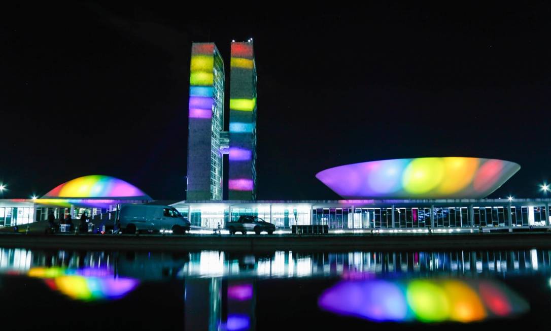 Congresso Nacional é iluminado com as cores do arco-íris Foto: Elaine Menke/Câmara dos Deputados