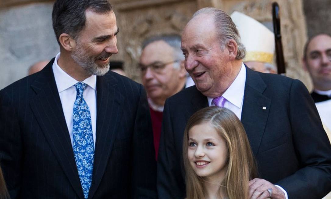 Rei emérito Juan Carlos I (D), o filho, Felipe VI, e a neta, princesa Leonor, em 2018 Foto: JAIME REINA / AFP