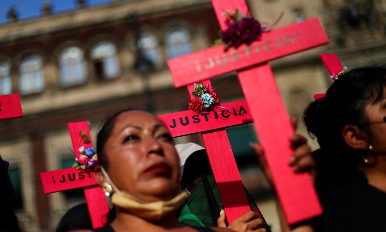 Mulheres seguram cruzes em protesto contra feminicídio e violência contra mulheres do no Palácio Nacional na Cidade do México, México Foto: EDGARD GARRIDO / REUTERS