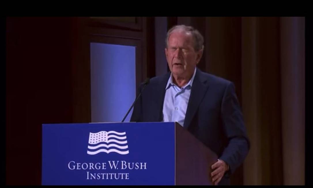 O ex-presidente dos EUA George W. Bush logo após cometer sua gafe em Dallas