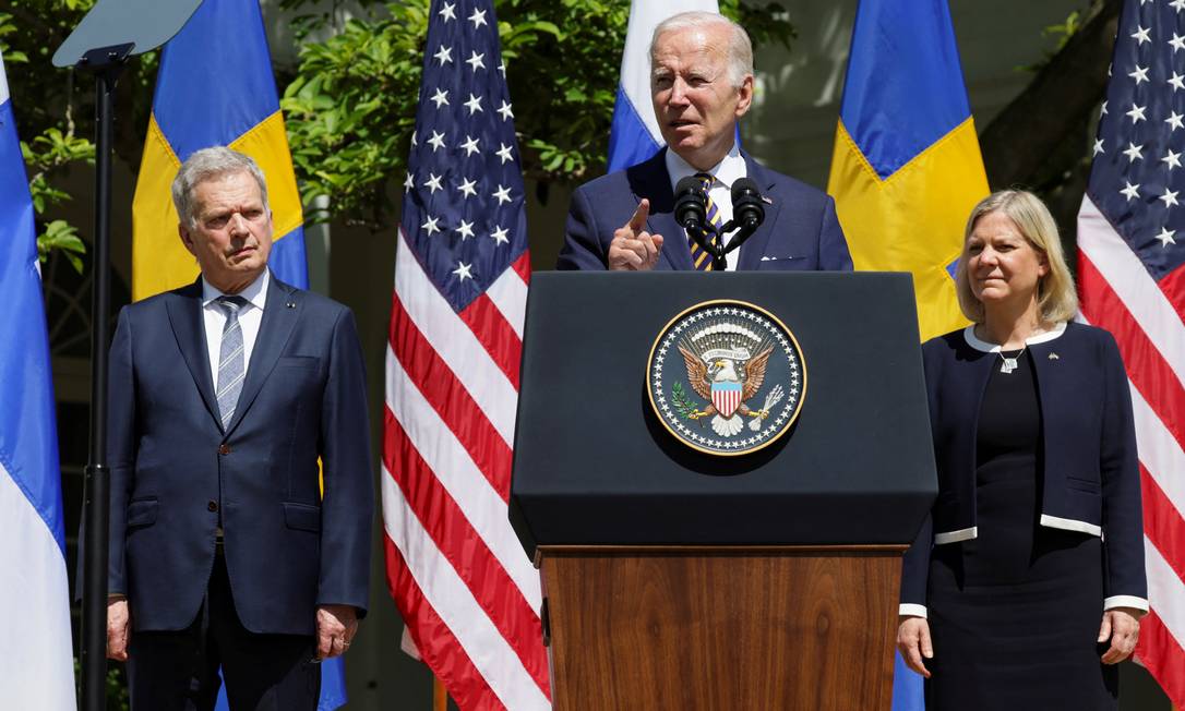 Presidente dos EUA, Joe Biden (C), faz declarações ao lado do presidente da Finlândia, Sauli Niinistö, e da premier da Suécia, Magdalena Andersson, na Casa Branca Foto: EVELYN HOCKSTEIN / REUTERS