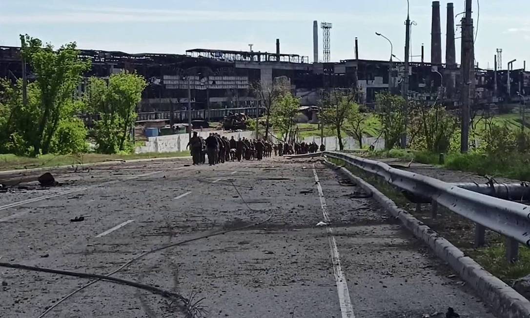 Imagem divulgada pelo Ministério da Defesa da Rússia mostrando fila de combatentes ucranianos deixando a siderúrgica Azovstal, em Mariupol, no dia 18 de maio Foto: HANDOUT / AFP