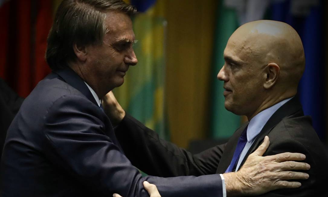Bolsonaro e o ministro Alexandre de Morares, do STF, se cumprimentam durante solenidade Foto: Cristiano Mariz/Agência O Globo