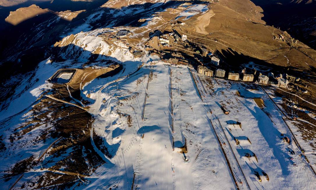 Vista aérea do centro de esqui El Colorado, na Cordilheira dos Andes, a cerca de 30 km de Santiago Foto: Martin Bernetti / AFP / 8-8-2019