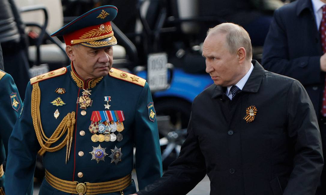 O ministro da Defesa da Rússia, Sergei Shoigu, e o presidente Vladimir Putin após uma marcha militar no Dia da Vitória, em Moscou Foto: Maxim Shemetov / Reuters / 9-5-2022