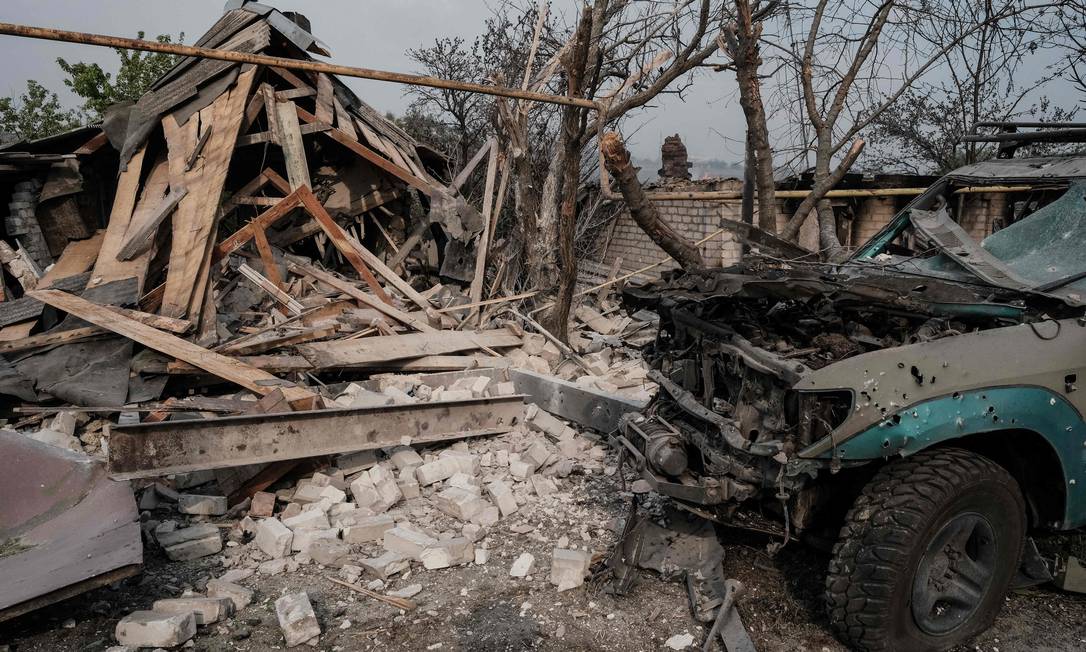 Os restos de uma casa e veículo destruídos após bombardeio militar russo da vila de Bilogorivka, na província de Luhansk Foto: Yasuyoshi Chiba / AFP / 13-5-2022