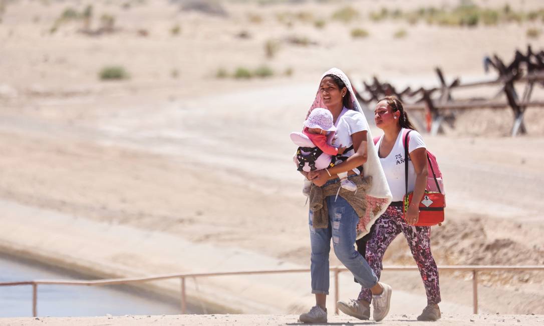 Três imigrantes colombianas chegam em Yuma, no Arizona, após terem atravessado a fronteira do México com os EUA: Título 42 continua valendo Foto: MARIO TAMA / AFP
