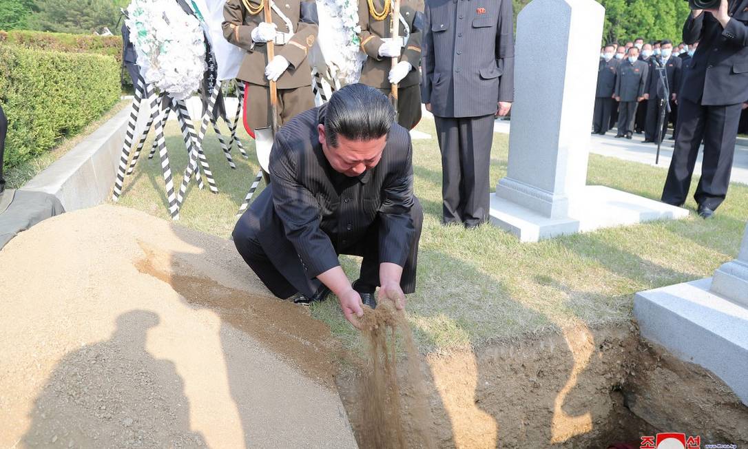 Sem m&aacute;scara, Kim Jong-un enterra mentor em meio &agrave; surto de Covid-19 na  Coreia do Norte - Jornal O Globo