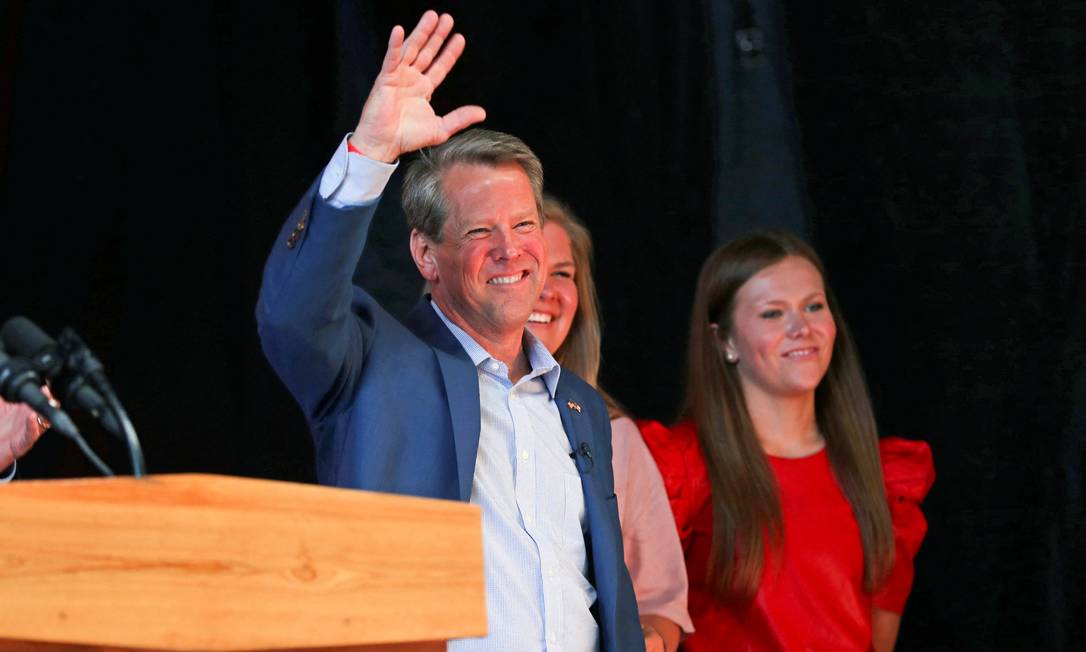 O governador Brian Kemp acena para apoiadores do Partido Republicano Foto: ALYSSA POINTER / REUTERS/23-5-2022