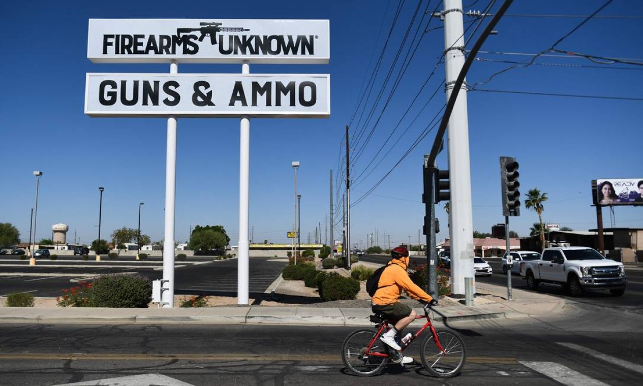 Silhueta do rifle AR-15 de silhueta é exibido no letreiro de loja de armas em Yuma, Arizona. O presidente dos EUA, Joe Biden pediu aos legisladores que proíbam armas de assalto a cidadãos comuns Foto: PATRICK T. FALLON / AFP
