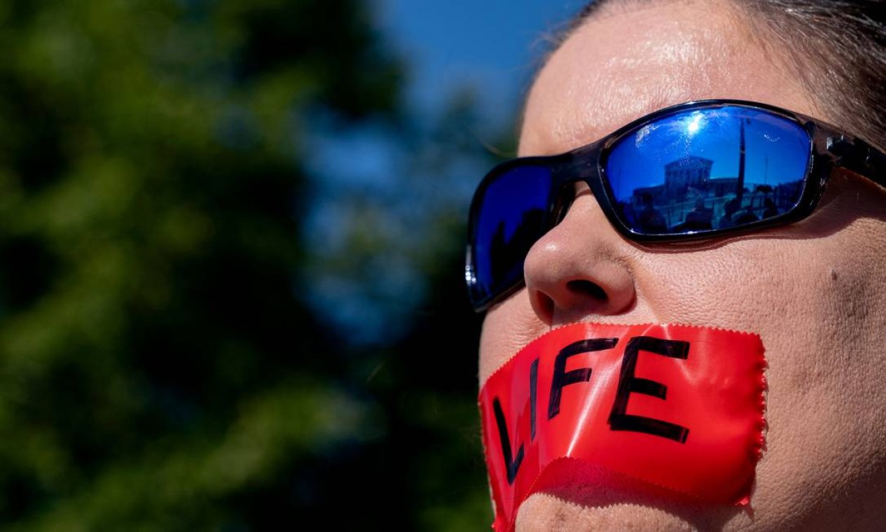 Mulher pela restrião do aborto, em frente à Suprema Corte dos EUA, onde a matéria está em pauta como caso conhecido como "Roe versus Wade" Foto: STEFANI REYNOLDS / AFP