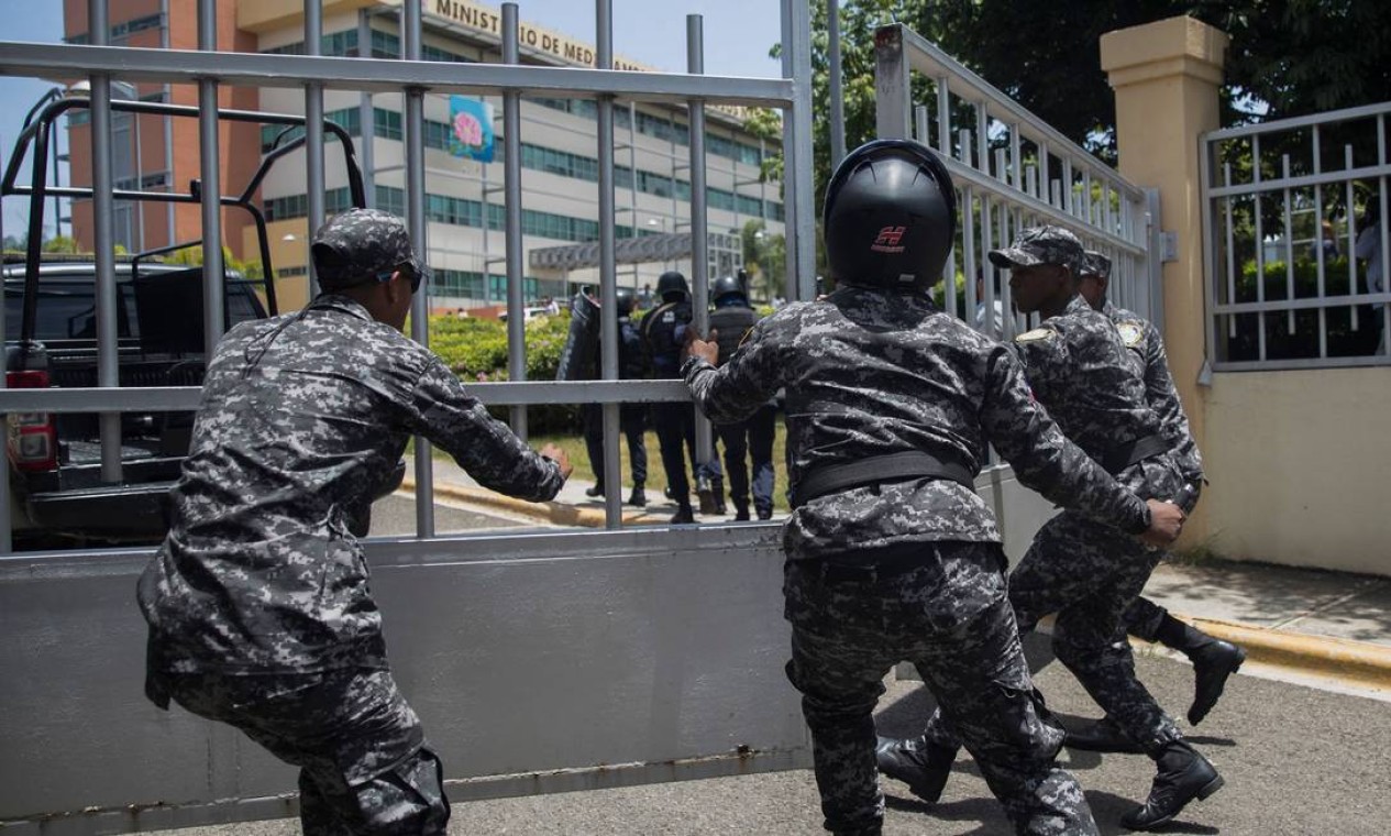 Polícia fecha o portão da sede do Ministério do Meio Ambiente dominicano após o assassinato do chefe da pasta, Orlando Jorge Mera, em Santo Domingo Foto: ERIKA SANTELICES / AFP