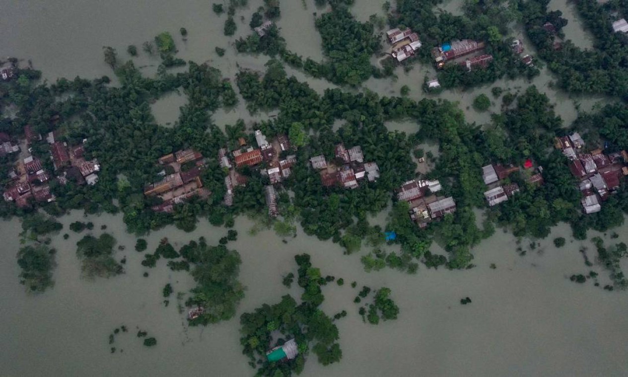 Imagem aérea mostra área inundada após fortes chuvas de monção em Goyainghat, Bangladesh Foto: - / AFP