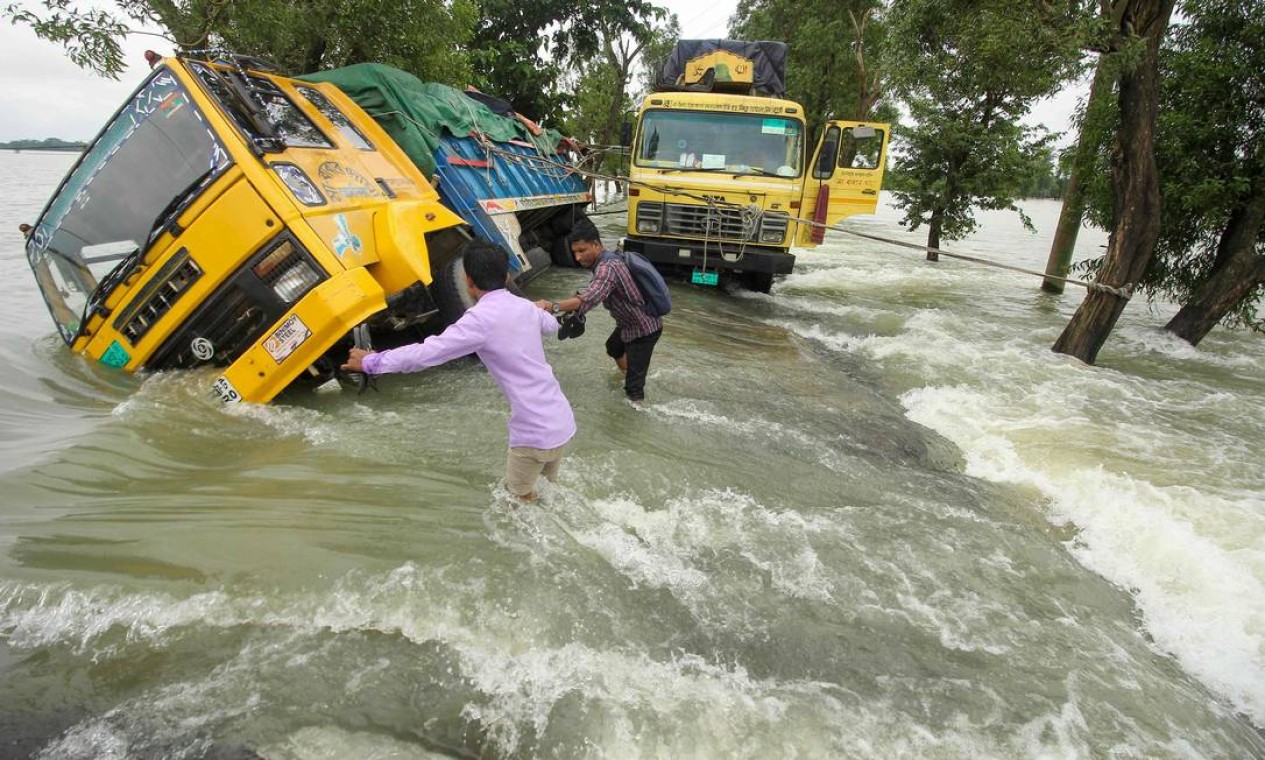 Chuvas de monsões causam mais de 40 mortes em Bangladesh. Especialistas apontam que intensidade e frequência do fenômeno é resultado das mudanças climáticas Foto: MAMUN HOSSAIN / AFP