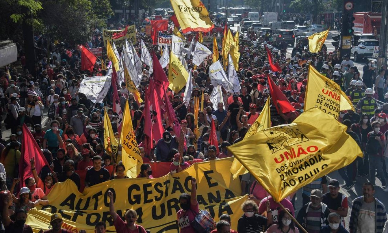 Protesto para exige que o Supremo prorrogue moratória sobre despejos imposta durante a pandemia, que expira em 30 de junho e afetaria dezenas de milhares de famílias de baixa renda, em São Paulo Foto: NELSON ALMEIDA / AFP