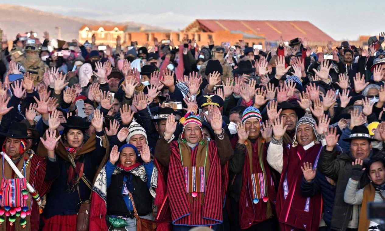O presidente boliviano Luis Arce e o antecessor Evo Morales participam da celebração do Ano Novo Aymara em Tiwanaku, Bolívia. A chegada do solstício de inverno para os imará significa a chegada do ano 5530 Foto: AIZAR RALDES / AFP
