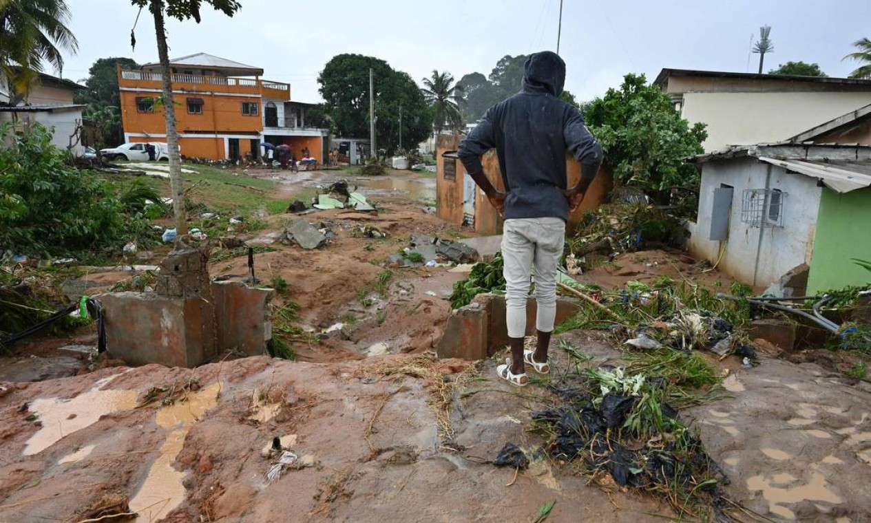 Chuvas torrenciais durante a noite levaram a inundações na capital econômica da Costa do Marfim Foto: ISSOUF SANOGO / AFP