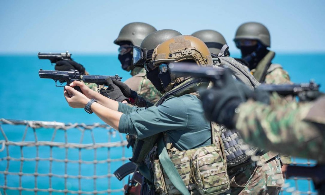 Cerca de 800 soldados participam a operação anual "Shield Protector", um exercício de dois dias organizado pelas Forças Navais da Romênia, destinado a consolidar os procedimentos de combate da OTAN entre os militares da marinha. Foto: MIHAI BARBU / AFP