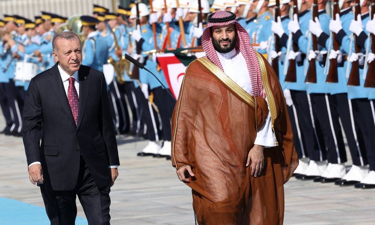 O príncipe herdeiro da Arábia Saudita Mohammed bin Salman
deu um grande passo para fora do isolamento internacional fazendo sua primeira visita à rival sunita Turquia do presidente presidente da Turquia, Recep Tayyip Erdogan Foto: ADEM ALTAN / AFP