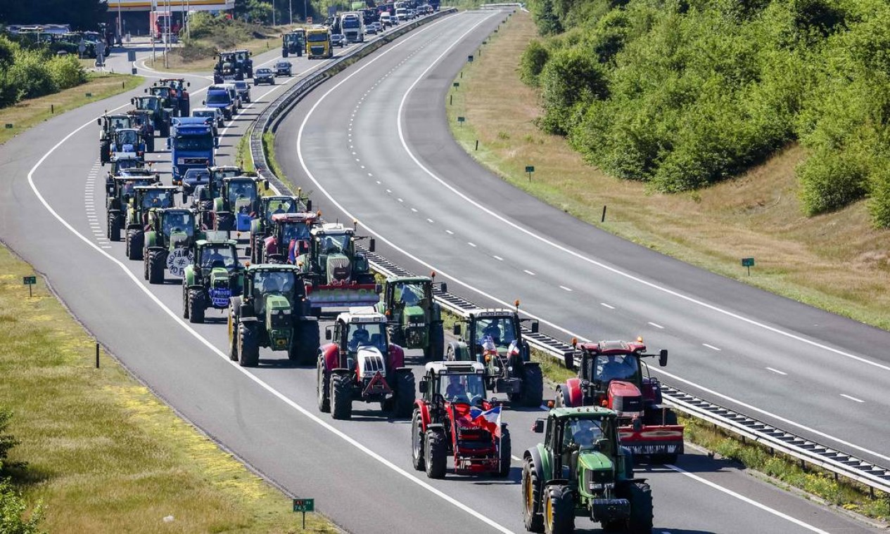 Tratores percorrem rodovia entre Apeldoorn e Stroe no caminho de volta de um protesto de agricultores rurais contra o plano do governo de reduzir a poluição por nitrogênio em 70% até 2030, em Stroe, 70 quilômetros a leste de Amsterdã, Holanda Foto: VINCENT JANNINK / AFP