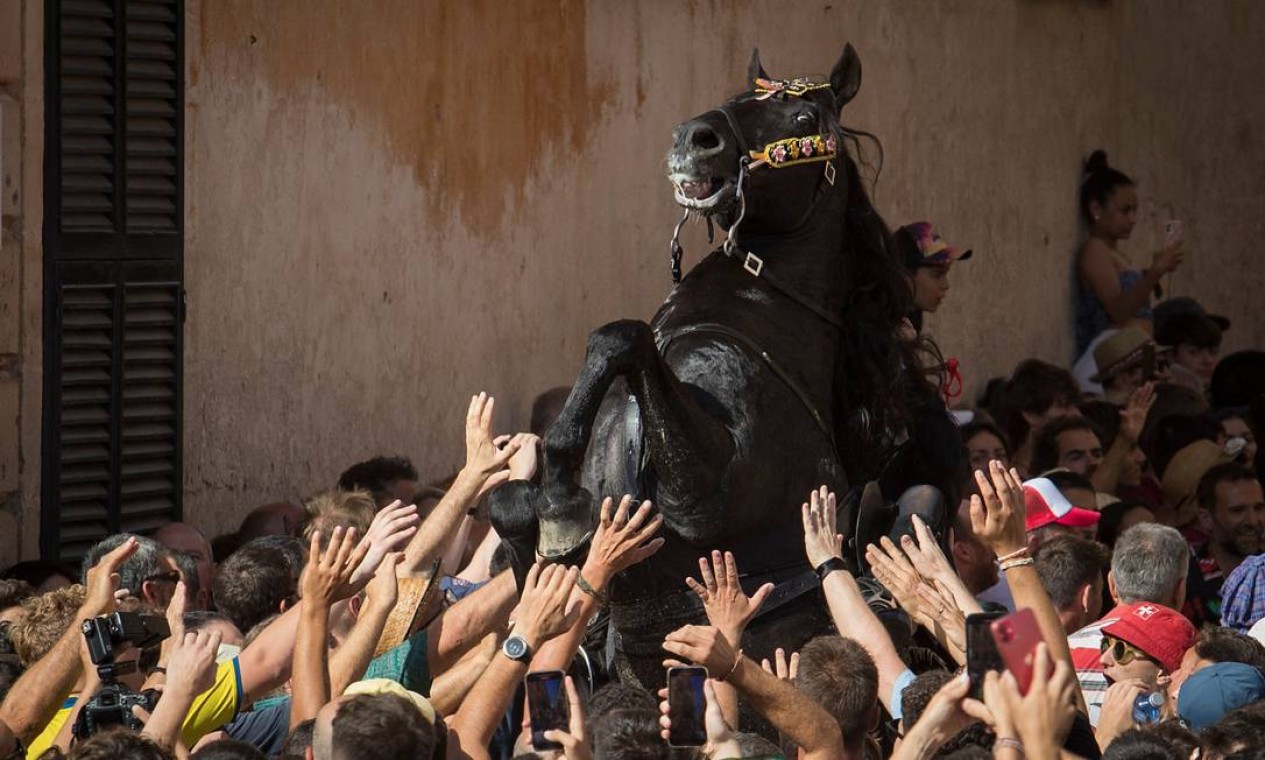Cavalo empina no meio da multidão durante tradicional festival de São João, na cidade de Ciutadella, nas Ilhas Baleares de Minorca, Espanha Foto: JAIME REINA / AFP