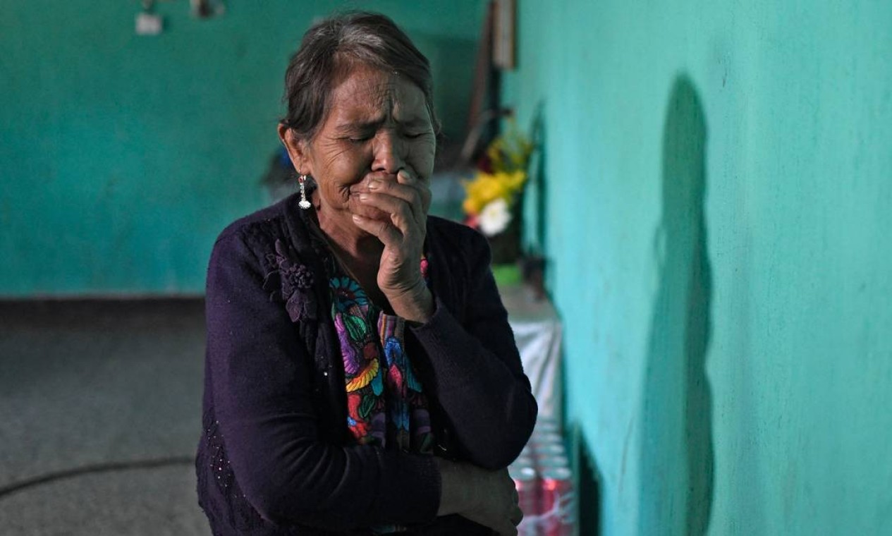 Parente de Wilmer Tulul -morto dentro de um trator-reboque no Texas depois de cruzar do México chora em sua casa na vila de Tzucubal, Nahuala, Guatemala Foto: JOHAN ORDONEZ / AFP