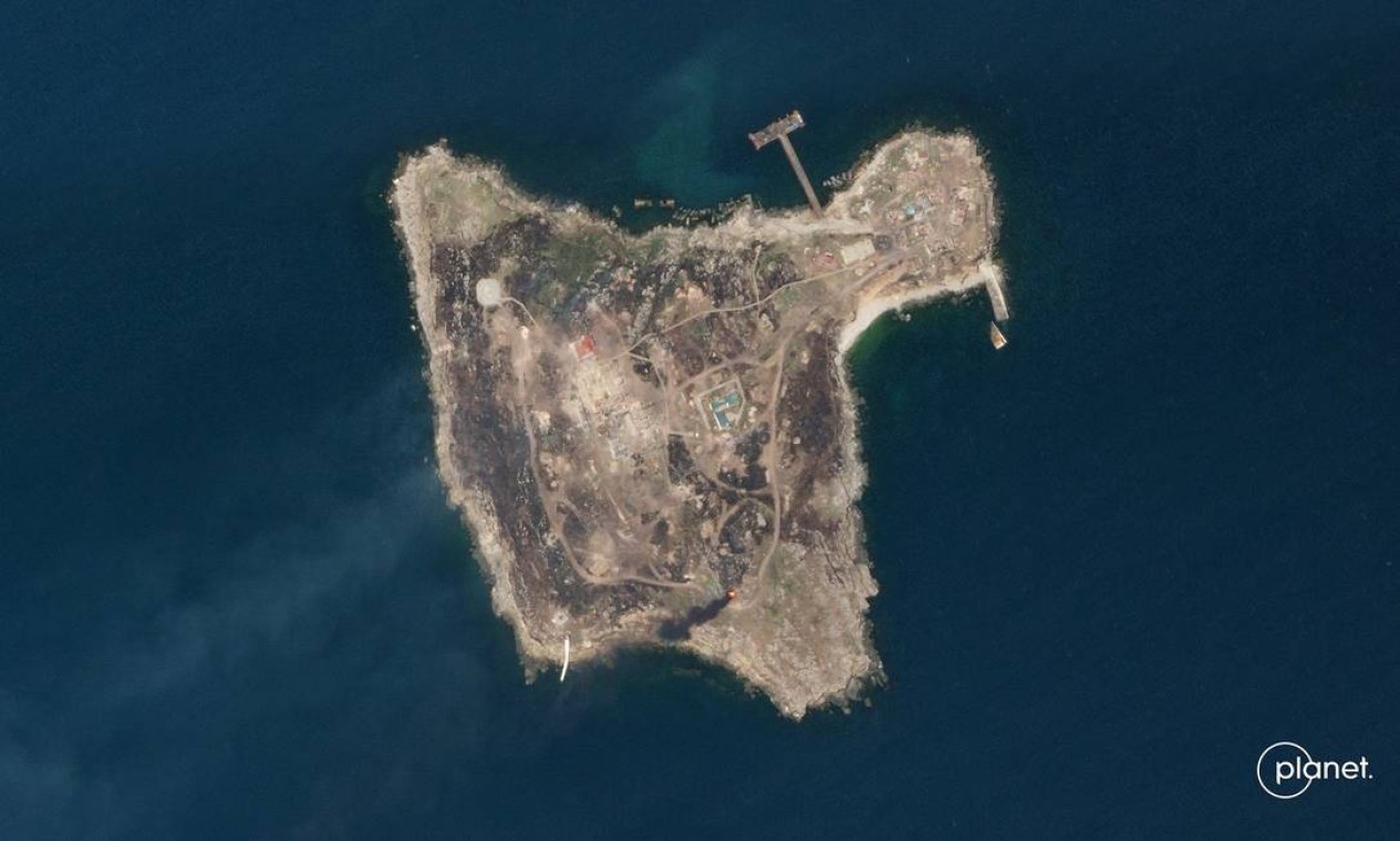 Imagem de satélite mostra a Ilha das Cobras no Mar Negro, onde tropas russas abandonaram suas posições. O revés na guerra enfraquece o bloqueio dos portos da Ucrânia, segundo autoridades de defesa Foto: - / AFP