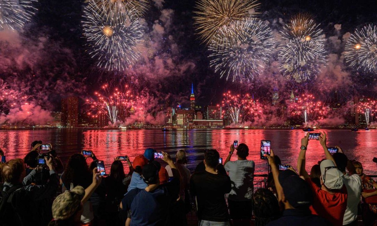 Fogos de artifício colorem o céu de Manhattan durante as comemorações do Dia da Independência na cidade de Nova York em 4 de julho Foto: ED JONES / AFP
