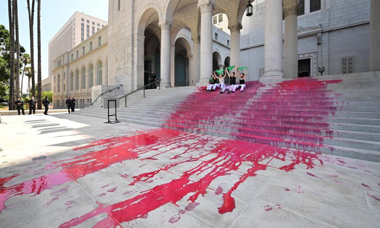 Ativistas dos direitos ao aborto cobrem de sangue falso os degraus da prefeitura em Los Angeles, Califórnia, em protesto contra a decisão da Suprema Corte em revogar o acesso seguro ao procedimento Foto: FREDERIC J. BROWN / AFP