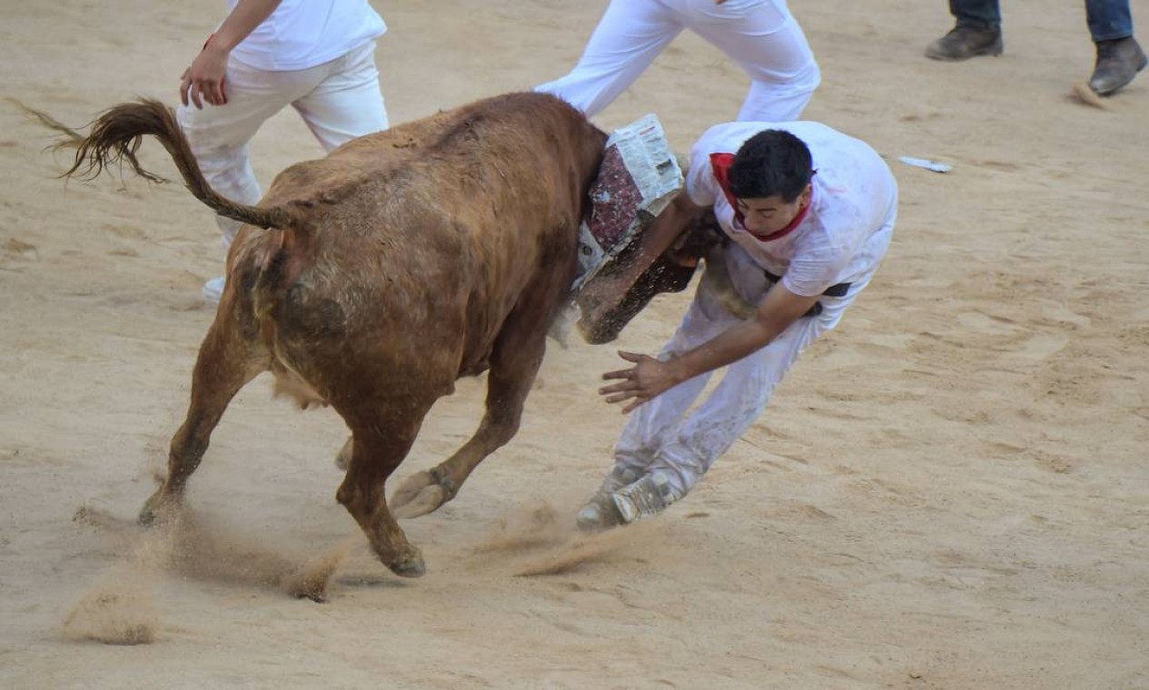 Festival de corrida de touros deixa feridos na Espanha. Tradicional festa de São Firmino está de volta à Pamplona, após dois anos suspensa por conta da pandemia de covid-19 Foto: JOSE JORDAN / AFP