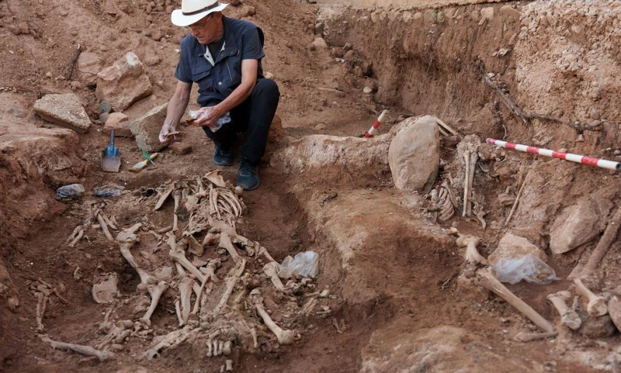 O paleoantropólogo José Ignacio Lorenzo exuma os restos mortais de pessoas mortas entre 1936 e 1939 durante a Guerra Civil Espanhola no cemitério de Belchite, perto de Saragoça Foto: CESAR MANSO / AFP