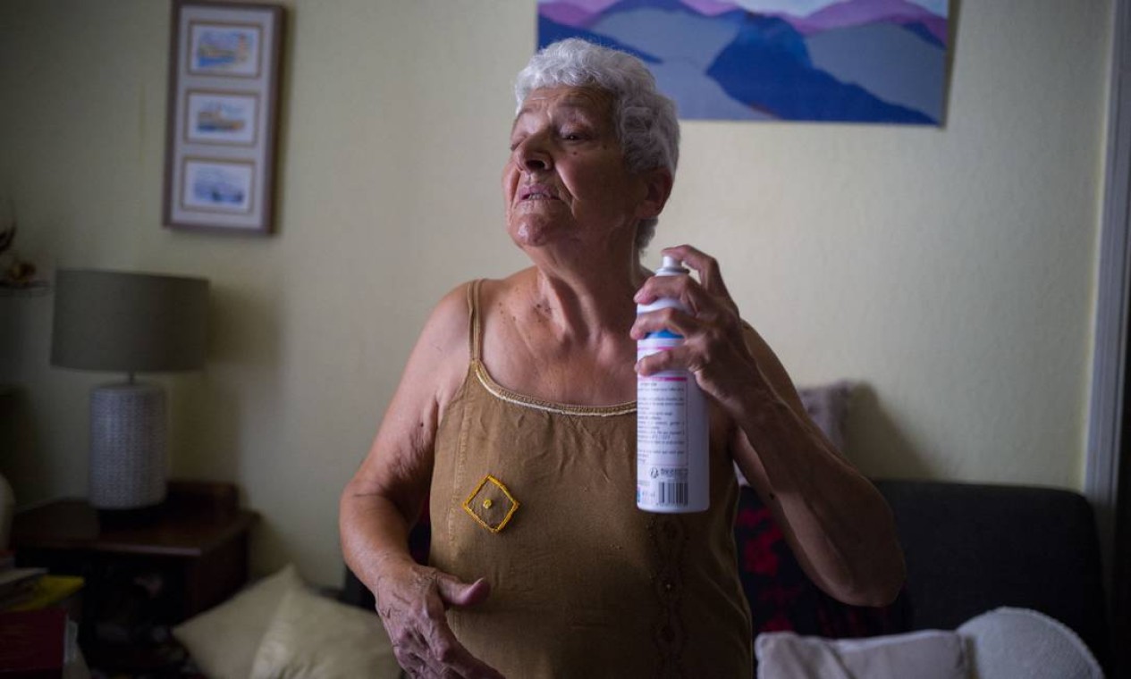 Jackye Lafon, uma aposentada de 81 anos, se refresca com um spray de água em seu apartamento na Cité Bourbaki, no distrito de Minimes, em Toulouse, França Foto: FRED SCHEIBER / AFP