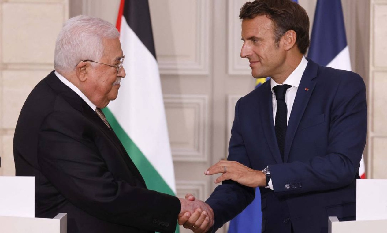 Presidente francês, Emmanuel Macron, cumprimenta presidente palestino, Mahmoud Abbas, durante entrevista coletiva no Palácio Presidencial, em Paris Foto: LUDOVIC MARIN / AFP