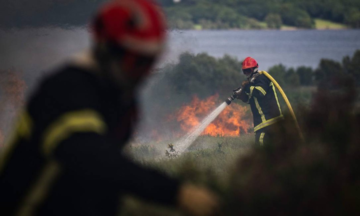 Bombeiros combatem incêndio florestal em Monts d'Arree, perto de Brasparts, Bretanha, nordeste da França Foto: LOIC VENANCE / AFP