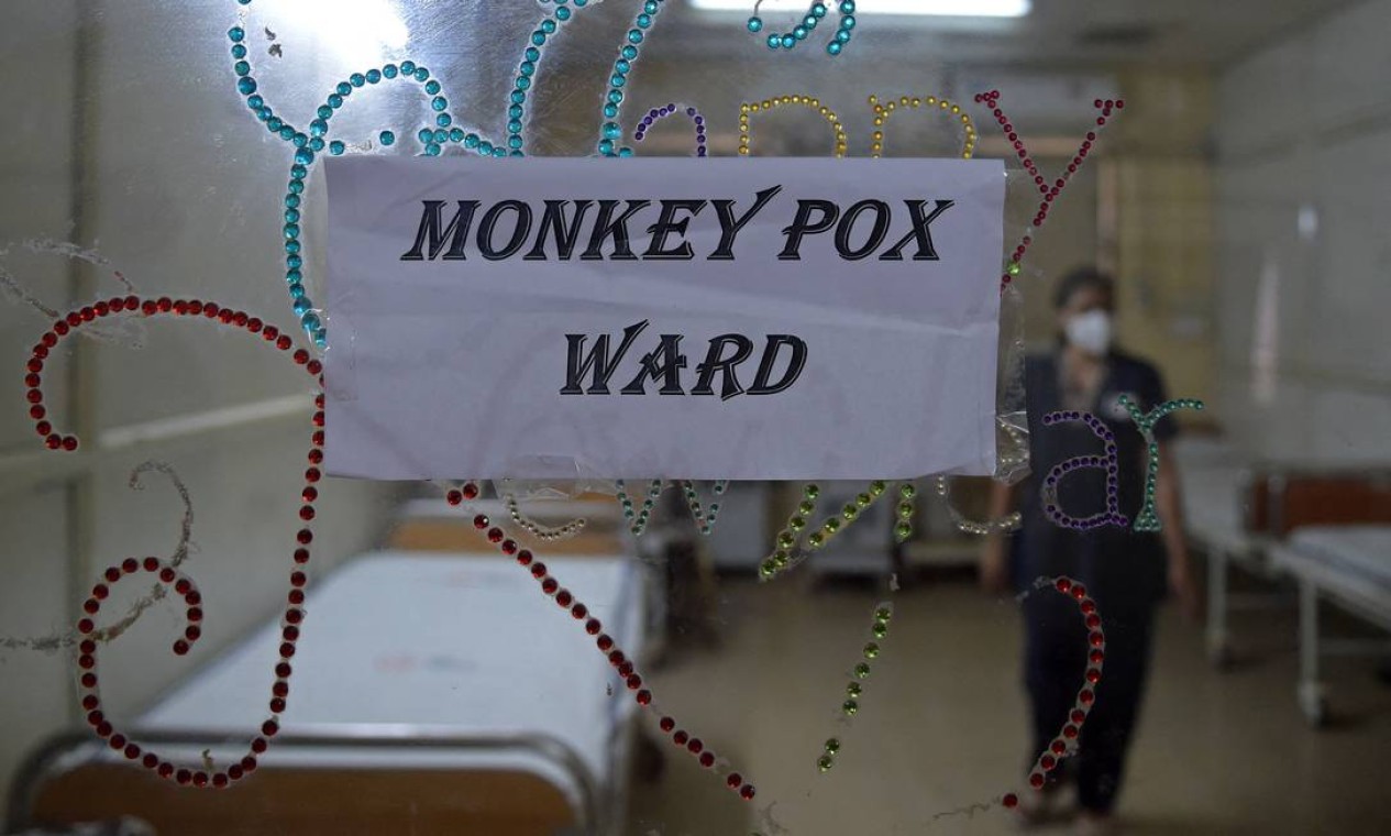 Profissional de saúde entra em uma enfermaria de isolamento construída como medida de precaução para pacientes com varíola em um hospital civil em Ahmedabad, Índia Foto: SAM PANTHAKY / AFP