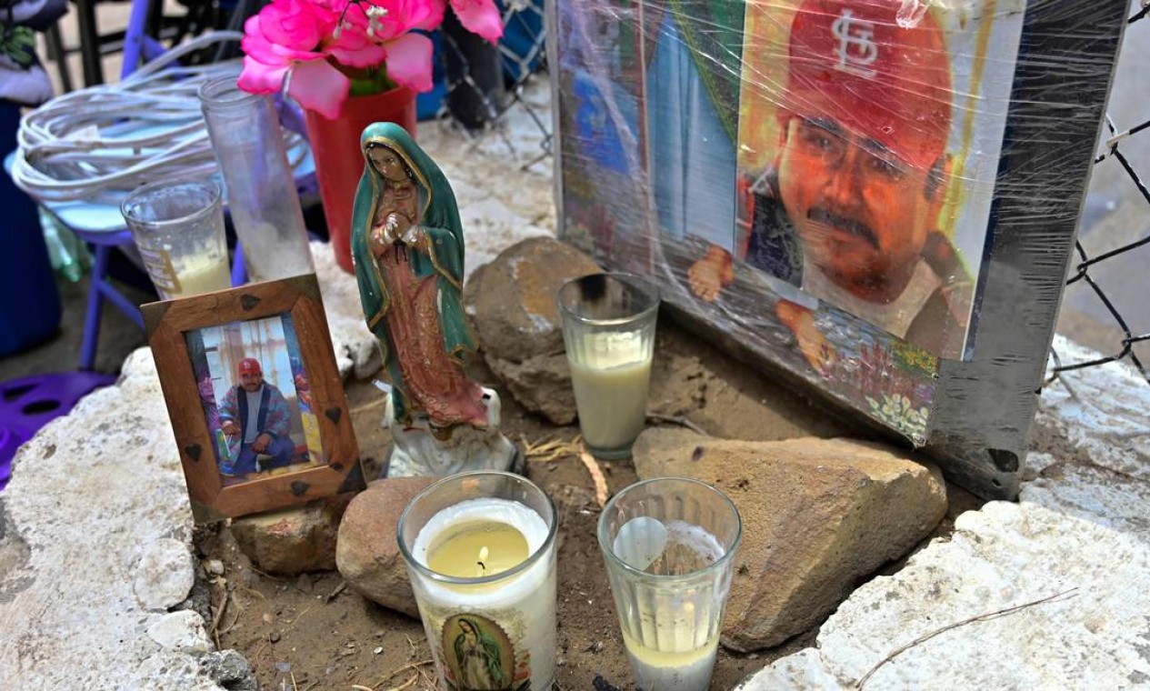 Retrato de Jaime Montelongo, um dos 10 mineiros presos em uma mina de carvão inundada desde 3 de agosto, é visto em um altar, na comunidade de Agujita, município de Sabinas, estado de Coahuila, México Foto: PEDRO PARDO / AFP