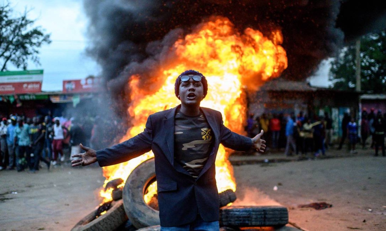 Apoiadores do candidato presidencial do Raila Odinga, Partido Azimio La Umoja do Quênia, contestam resultados das eleições gerais do Quênia em Kibera, Nairobi Foto: GORDWIN ODHIAMBO / AFP
