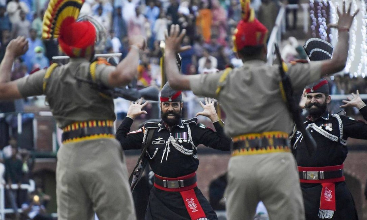 Soldados da Força de Segurança da Fronteira Indiana e Rangers paquistaneses (em preto) participando da cerimônia Beating the Retreat durante as celebrações do 75º Dia da Independência da Índia no posto fronteiriço de Wagah Índia-Paquistão, cerca de 35 km de Amritsar Foto: NARINDER NANU / AFP