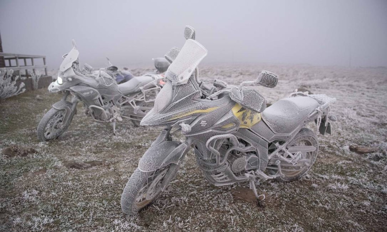 Motos ficaram cobertas de gelo depois de uma madrugada de temperaturas negativas Foto: Fom Conradi/iShoot / Agência O Globo