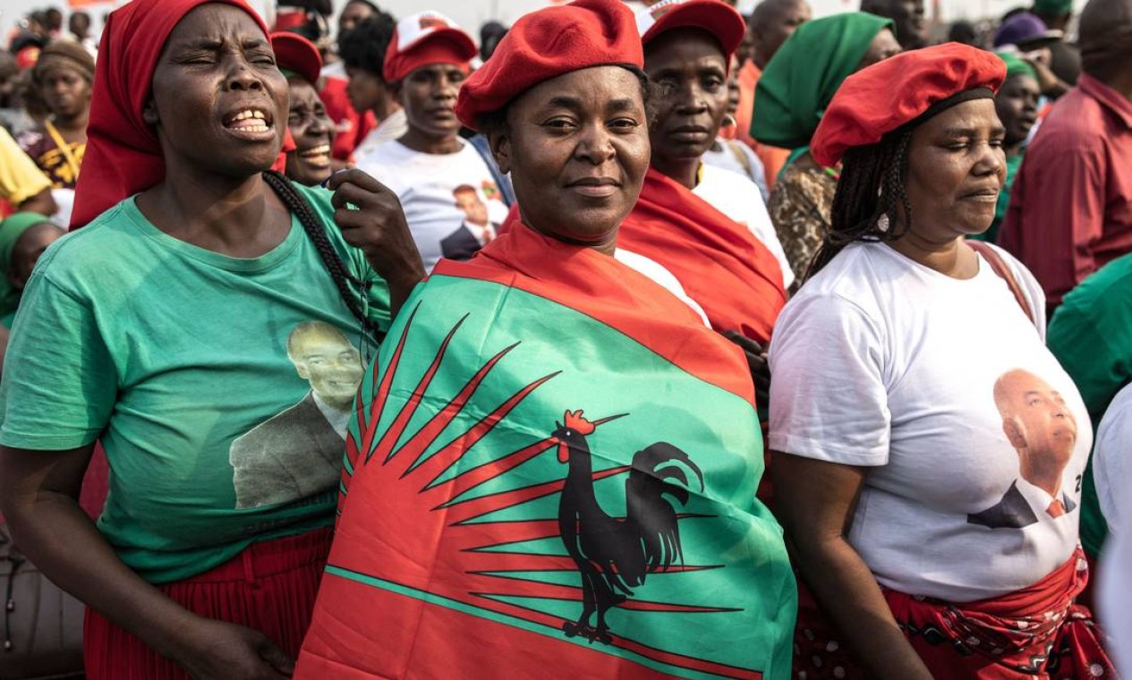 Oposição angolana União Nacional para a Independência Total de Angola (Unita) usa uma bandeira do partido durante o comício final da campanha da Unita antes das eleições gerais, em Luanda Foto: JOHN WESSELS / AFP