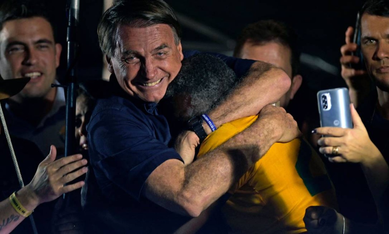 Flopou. Jair Bolsonaro abraça um dos poucos apoiadores após participar de um comício como parte de sua campanha à reeleição, na Praça da Liberdade, em Belo Horizonte, Minas Gerais Foto: DOUGLAS MAGNO / AFP