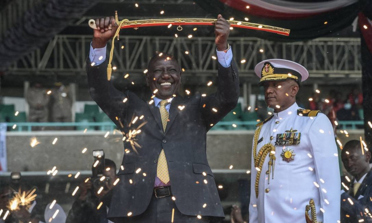Dezenas de milhares de pessoas juntaram-se a chefes de estado regionais em um estádio lotado em Nairóbi para William Ruto, novo presidente,fazer o juramento de posse, depois de eleições acirradas no Quênia Foto: SIMON MAINA / AFP